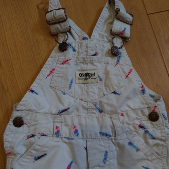 9m Oshkosh beige overalls with blue and pink feathers - Picture 2 of 8